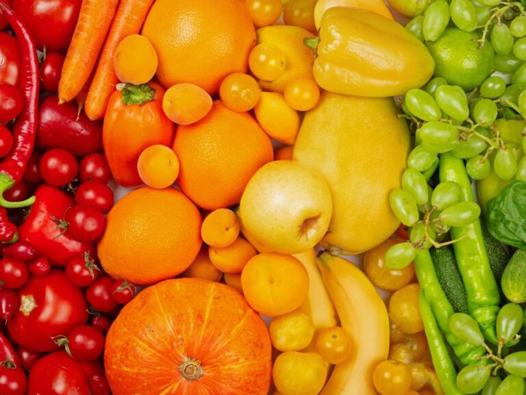 Warzywa ułożone kolorami. Obrazek w artykule Czerwone warzywa. Korzyści zdrowotne i najlepsze sposoby na przygotowanie czerwonych warzyw