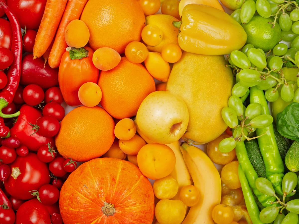 Warzywa ułożone kolorami. Obrazek w artykule Czerwone warzywa. Korzyści zdrowotne i najlepsze sposoby na przygotowanie czerwonych warzyw