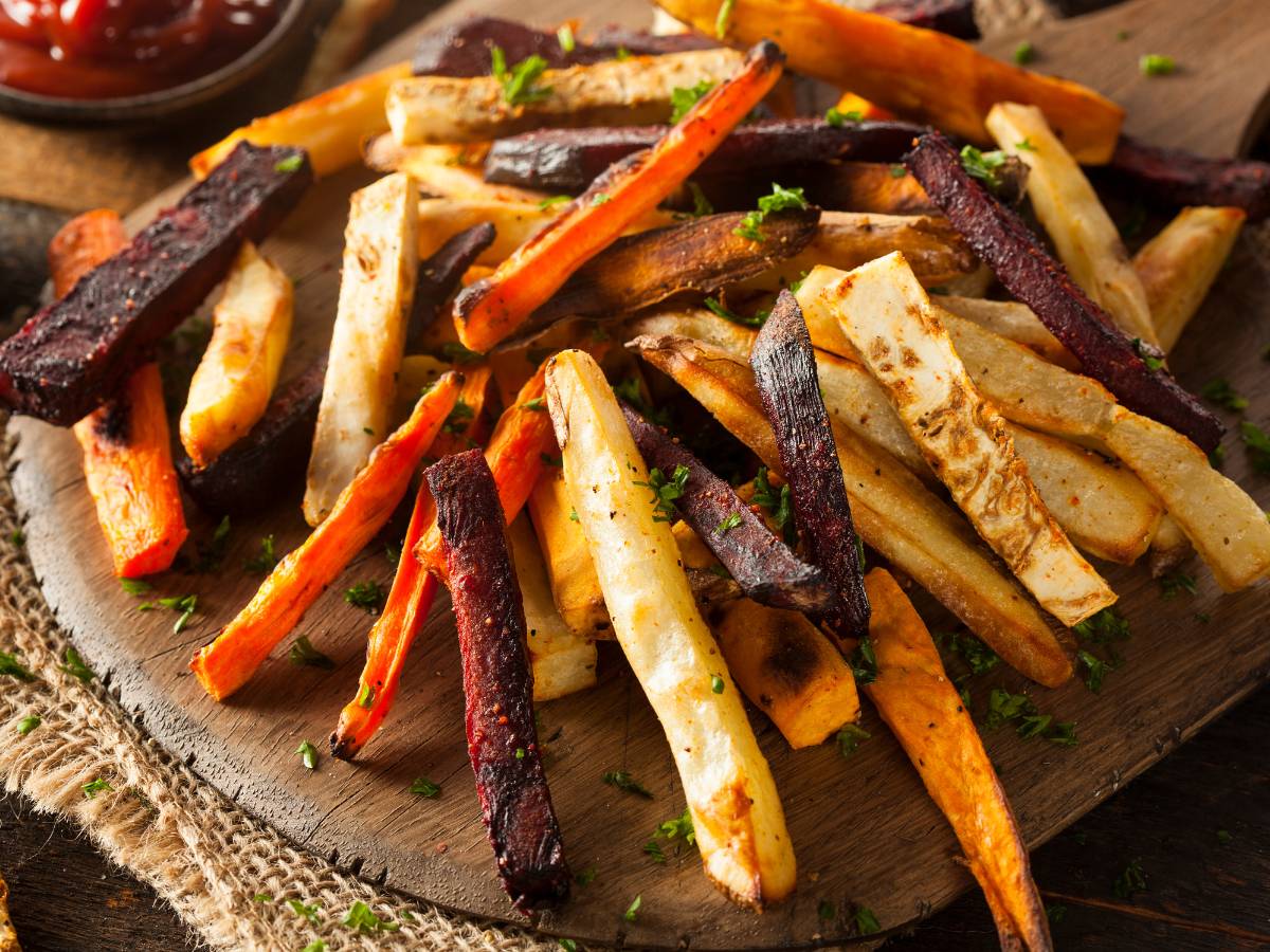 Kolorowe frytki. Obrazek w artykule Frytki warzywne. Jak zrobić pyszne i zdrowe frytki warzywne z nietypowych z warzyw?