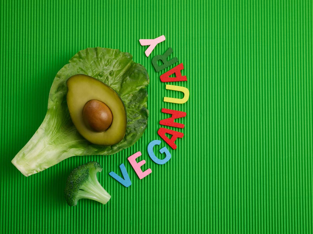 Awokado i napis. Obrazek w artykule Warzywo do krzyżówki. Jakie warzywa do krzyżówki się nadają i jak je użyć?