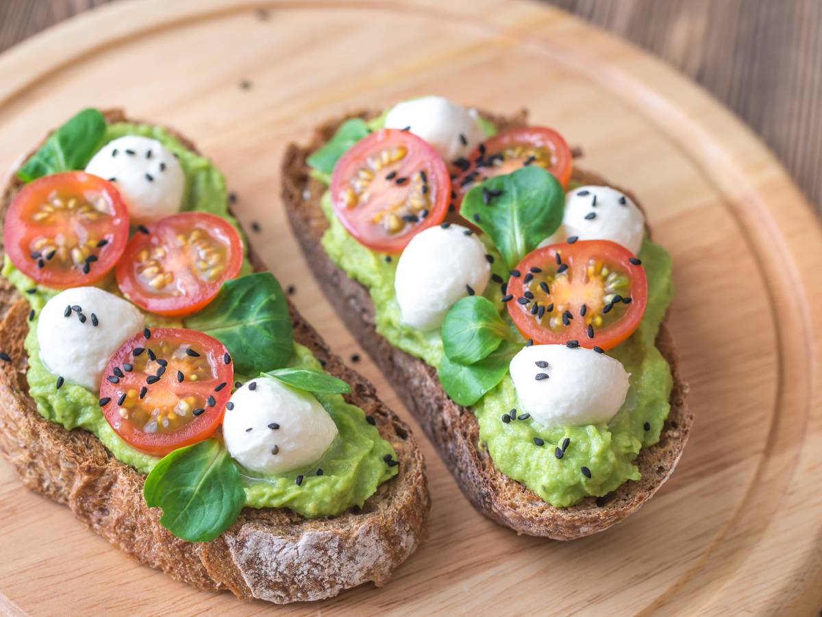 Kanapki z pastą i pomidorem. Obrazek w artykule Pasty warzywne do kanapek. Przepisy na smaczne i zdrowe pasty warzywne do kanapek do codziennych posiłków
