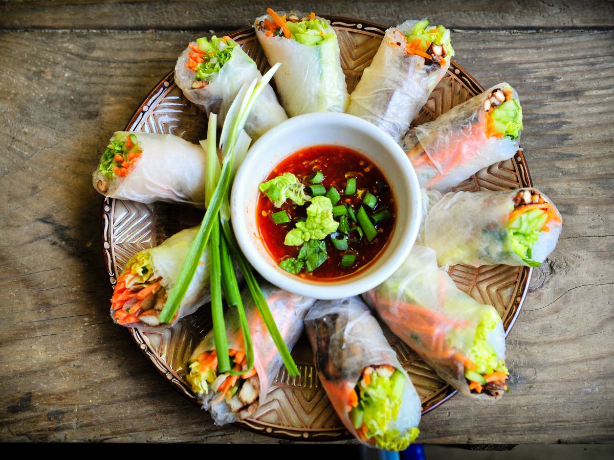 Talerz z sajgonkami. Obrazek w artykule Sajgonki warzywne.Super przepis na smakowite sajgonki warzywne