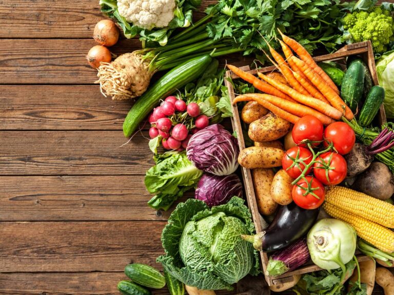Warzywa na stole. Obrazek w artykule Warzywa - lista i opis popularnych gatunków jakie są warzywa