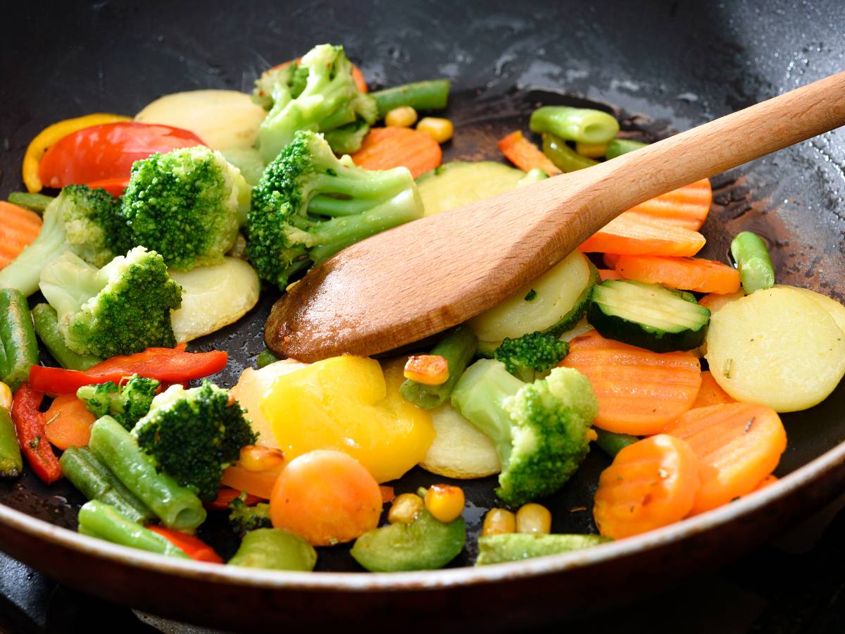 Smażenie warzyw. Obrazek w artykule Warzywa na patelnię przepis. Prosty i szybki sposób na pyszne warzywa na patelnię przepis dla każdego
