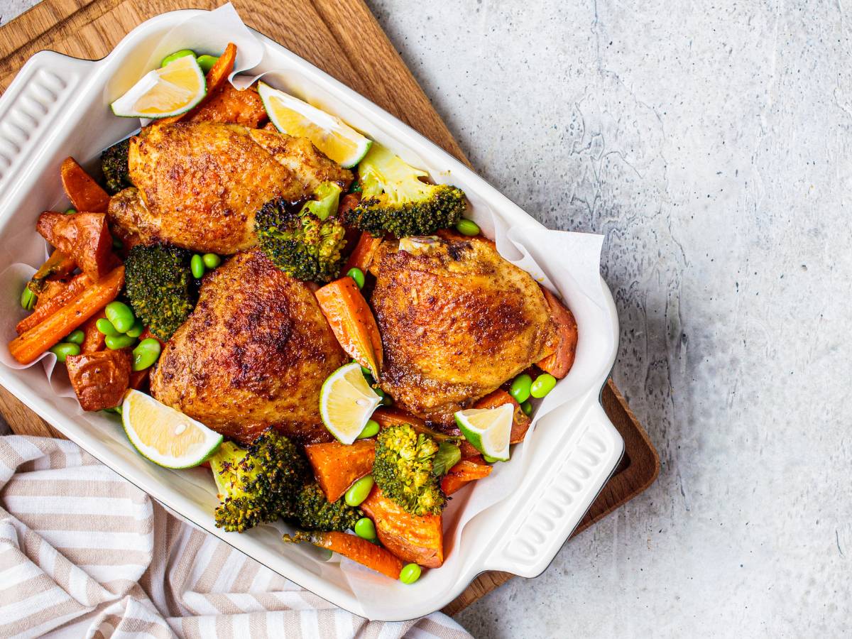 Naczynie z warzywami. Obrazek w artykule Warzywa z piekarnika. Jak przygotować zdrowe i smaczne warzywa z piekarnika