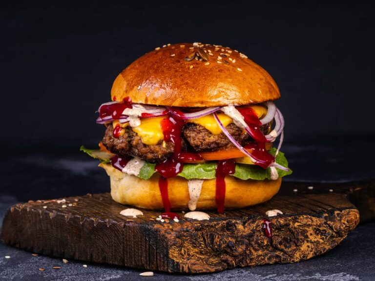 Podwójny burger warzywny. Obrazek w artykule Burger warzywny. Jak zrobić pyszną, wegańską wersję burgera warzywnego alternatywę dla mięsnego burgera