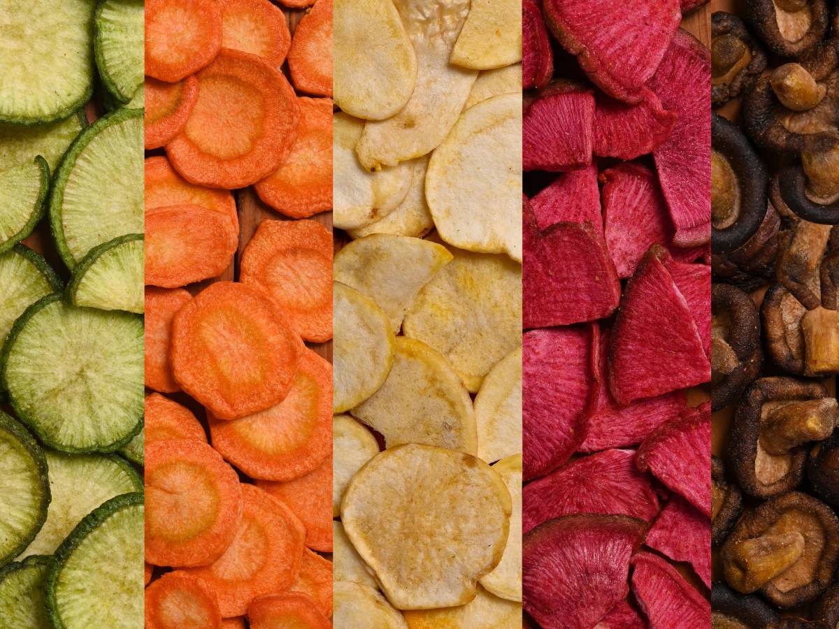 Kolorowe pasy z chipsów warzywnych. Obrazek w artykule Chipsy warzywne. Przepisy na chipsy warzywne, zdrową alternatywę dla tradycyjnych chipsów