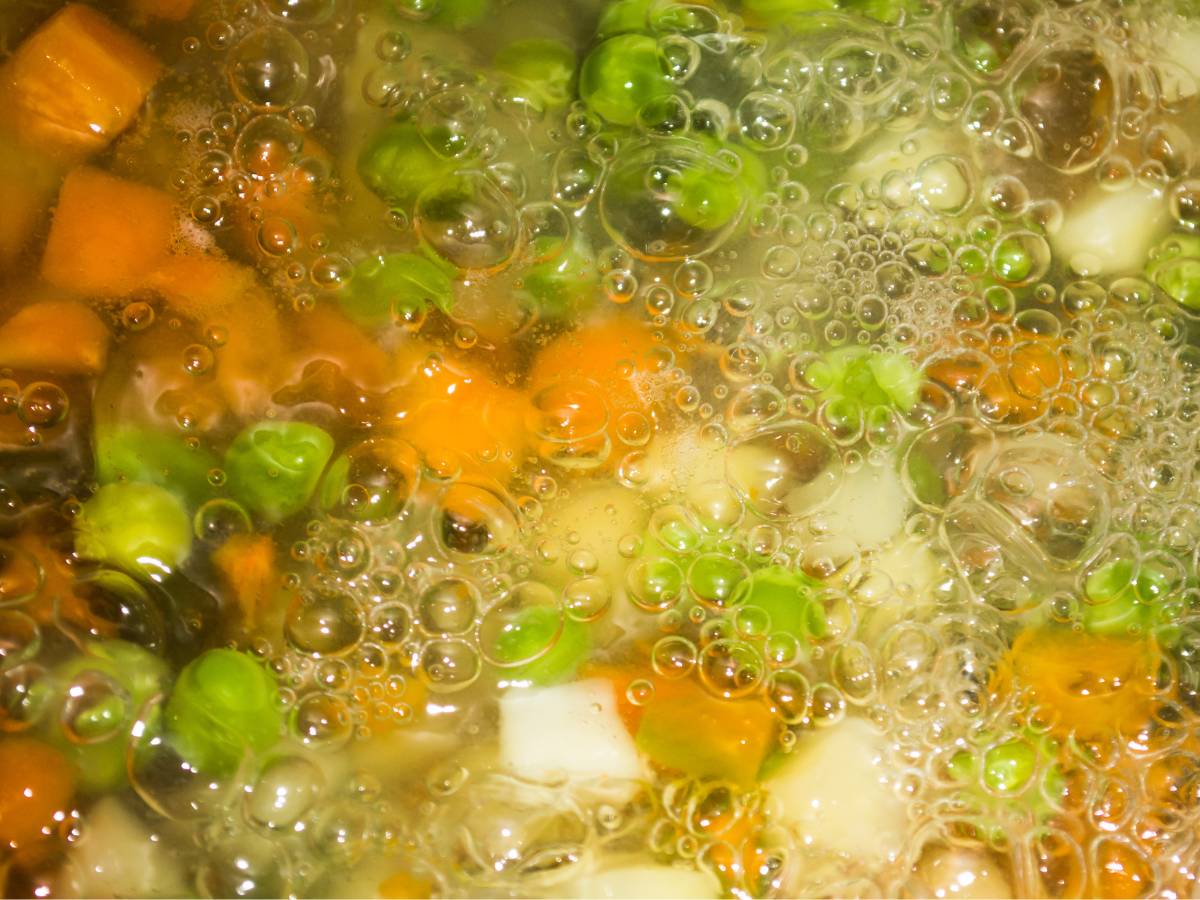 Zupa warzywna. Obrazek w artykule Detox warzywny. Jak działa i dlaczego warto wypróbować detox warzywny?