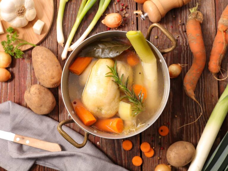 Garnek rosołu. Obrazek w artykule Warzywa z rosołu. Jakie dodać i jak wykorzystać warzywa z rosołu?