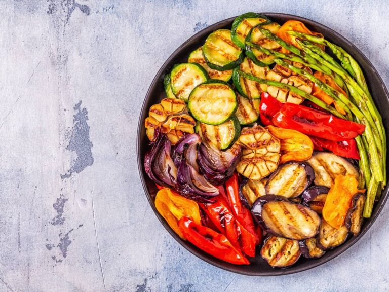 Talerz z warzywami po grillowaniu. Obrazek w artykule Warzywa na grilla. Jakie wybrać i jak przygotować warzywa na grilla?