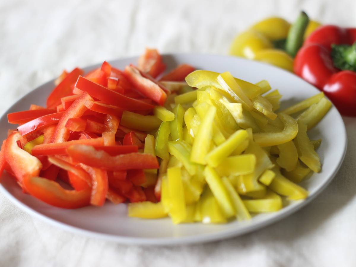 Krojona papryka. Obrazek w artykule Jak przygotować warzywa julienne? Zasady krojenia i przygotowania warzyw julienne