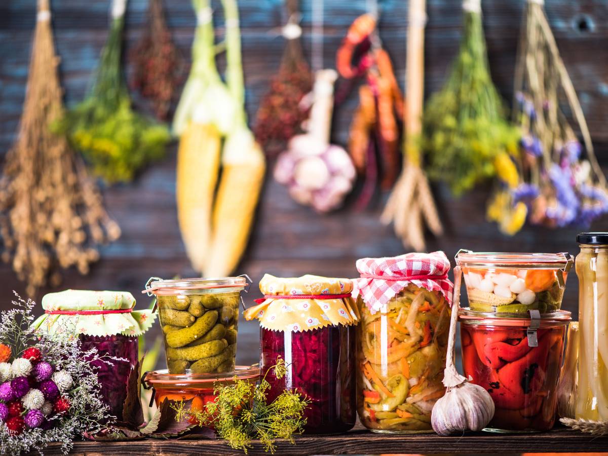 Spiżarka. Obrazek w artykule Kiszone warzywa. Jak przygotować i przechowywać kiszone warzywa?