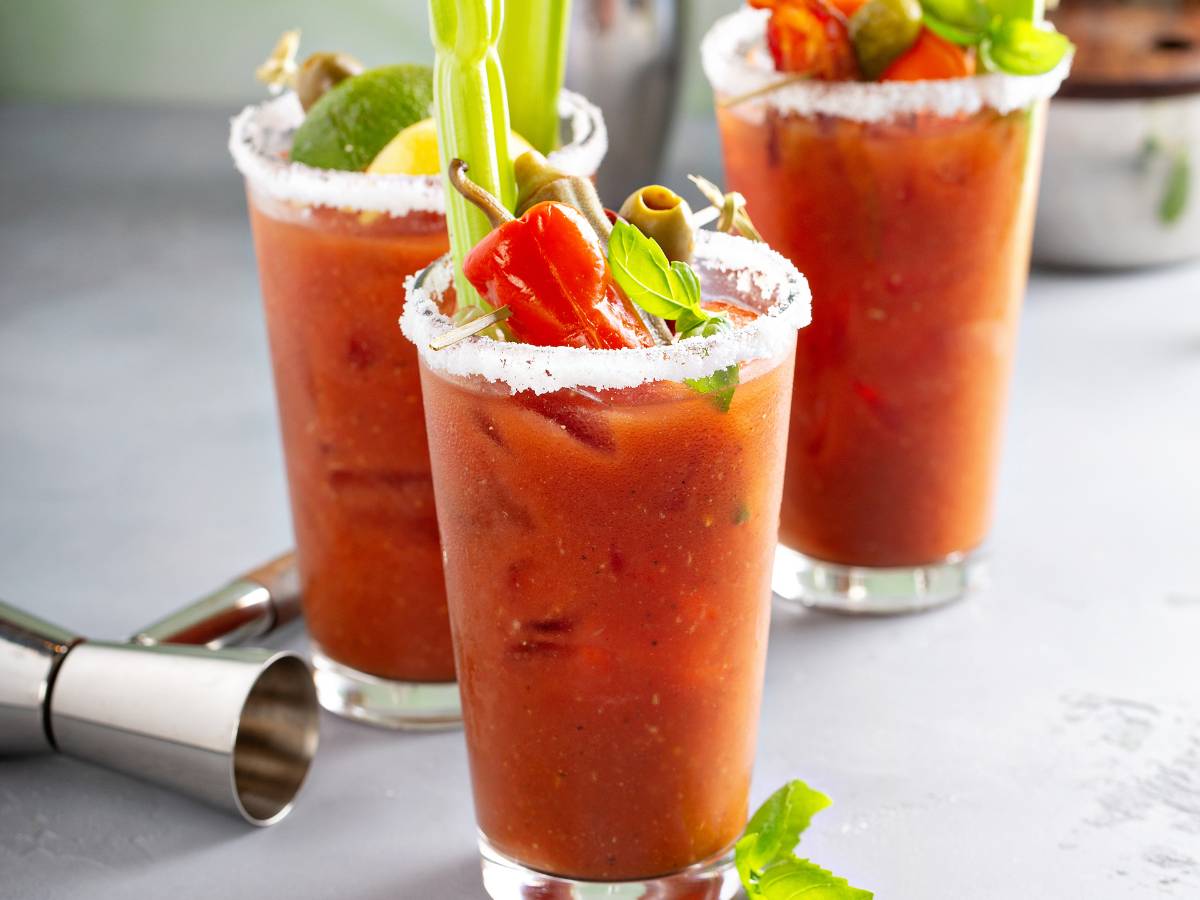 Szklanki z koktajlem. Obrazek w artykule Koktajle warzywne odchudzające. 5 przepisów na zdrowe i smaczne koktajle warzywne odchudzające