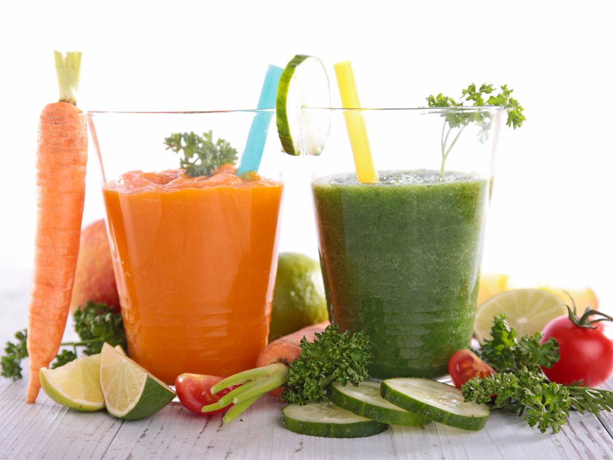 Szklanki z koktajlami. Obrazek w artykule Koktajle warzywne. Zdrowe i pyszne napoje z warzywami czyli popularne koktajle warzywne