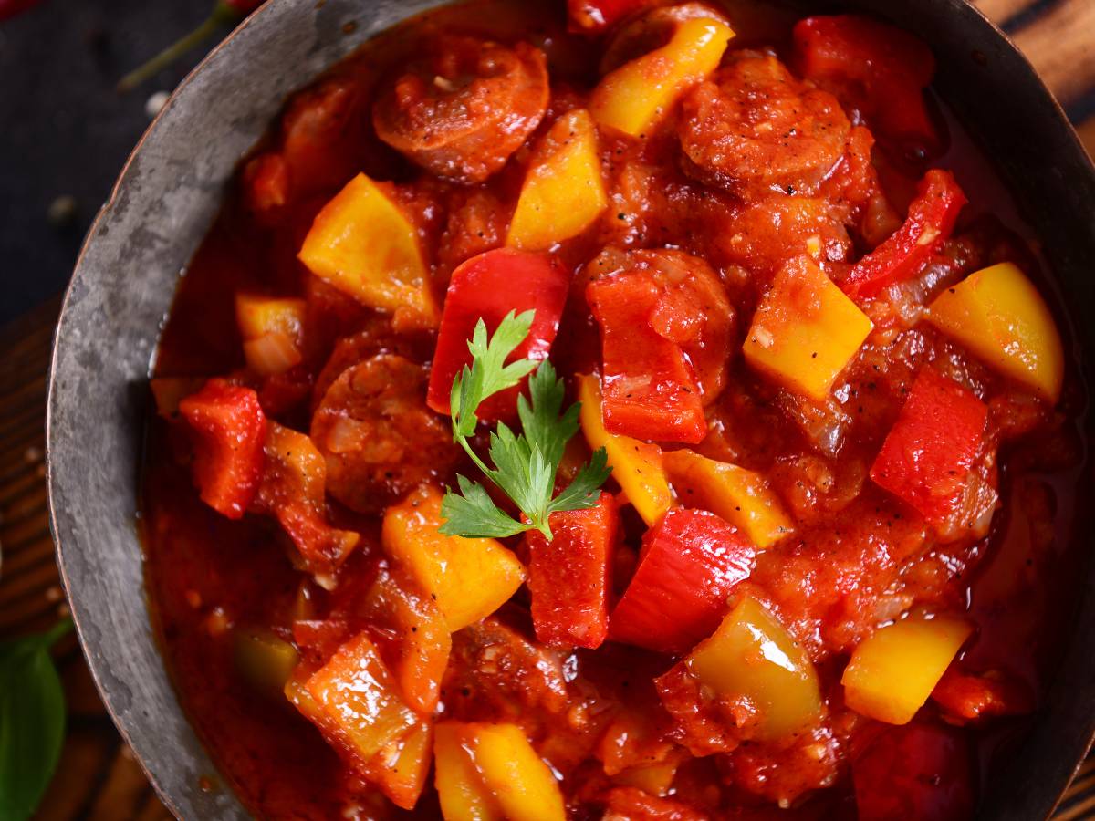 Leczo warzywne na talerzu. Obrazek w artykule Leczo warzywne. Przepis na aromatyczne leczo warzywne z papryki i cukinii