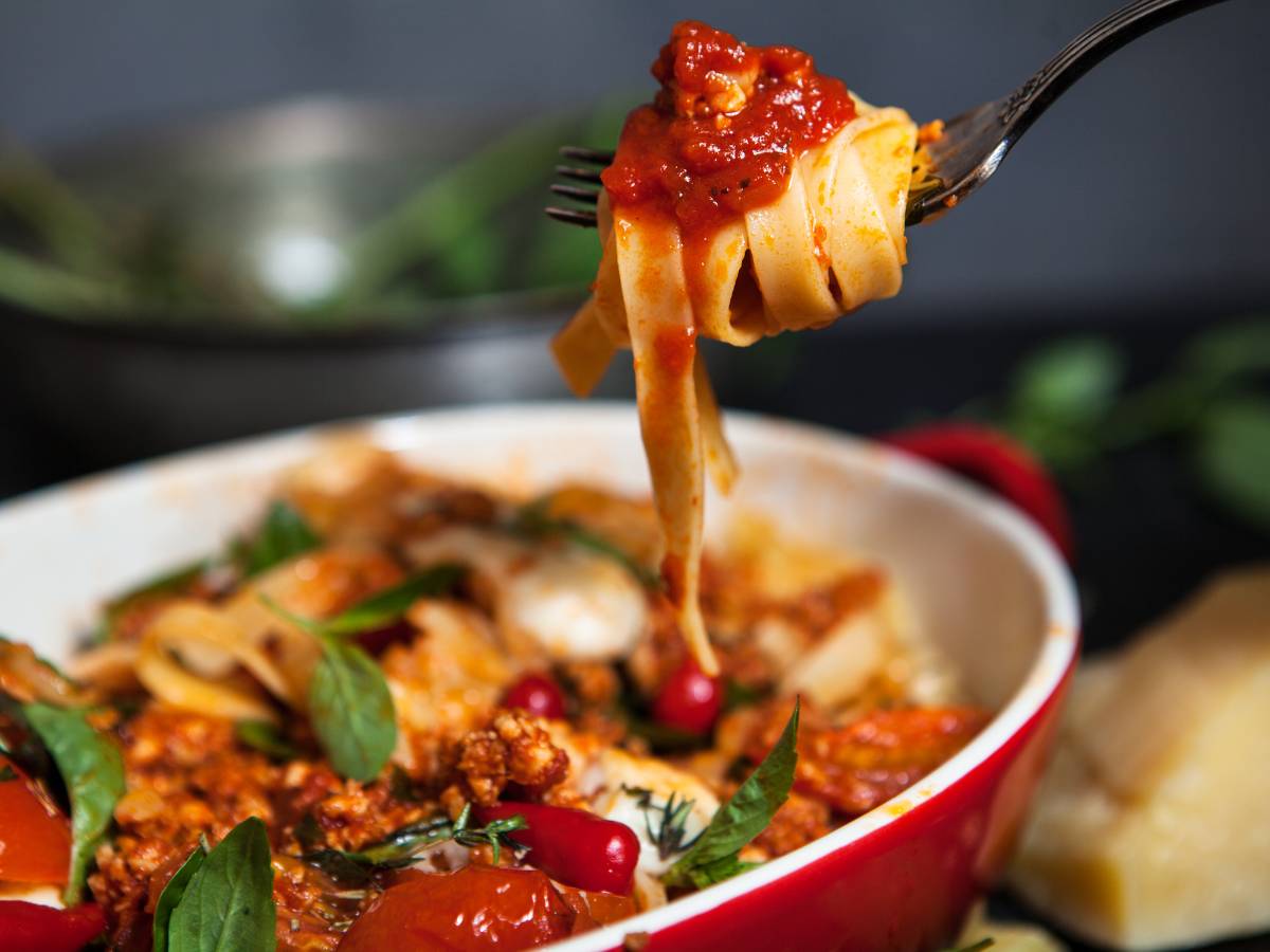 Talerz z makaronem. Obrazek w artykule Makaron warzywny. Przepis na zdrową i smaczną potrawę z makaronu warzywnego