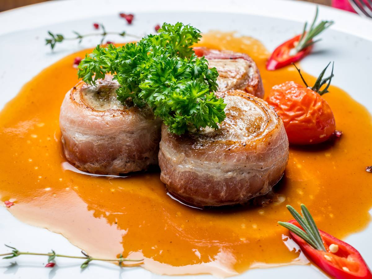 Steki z sosem. Obrazek w artykule Medaliony warzywne. Przepis na pyszne medaliony warzywne bez mięsa