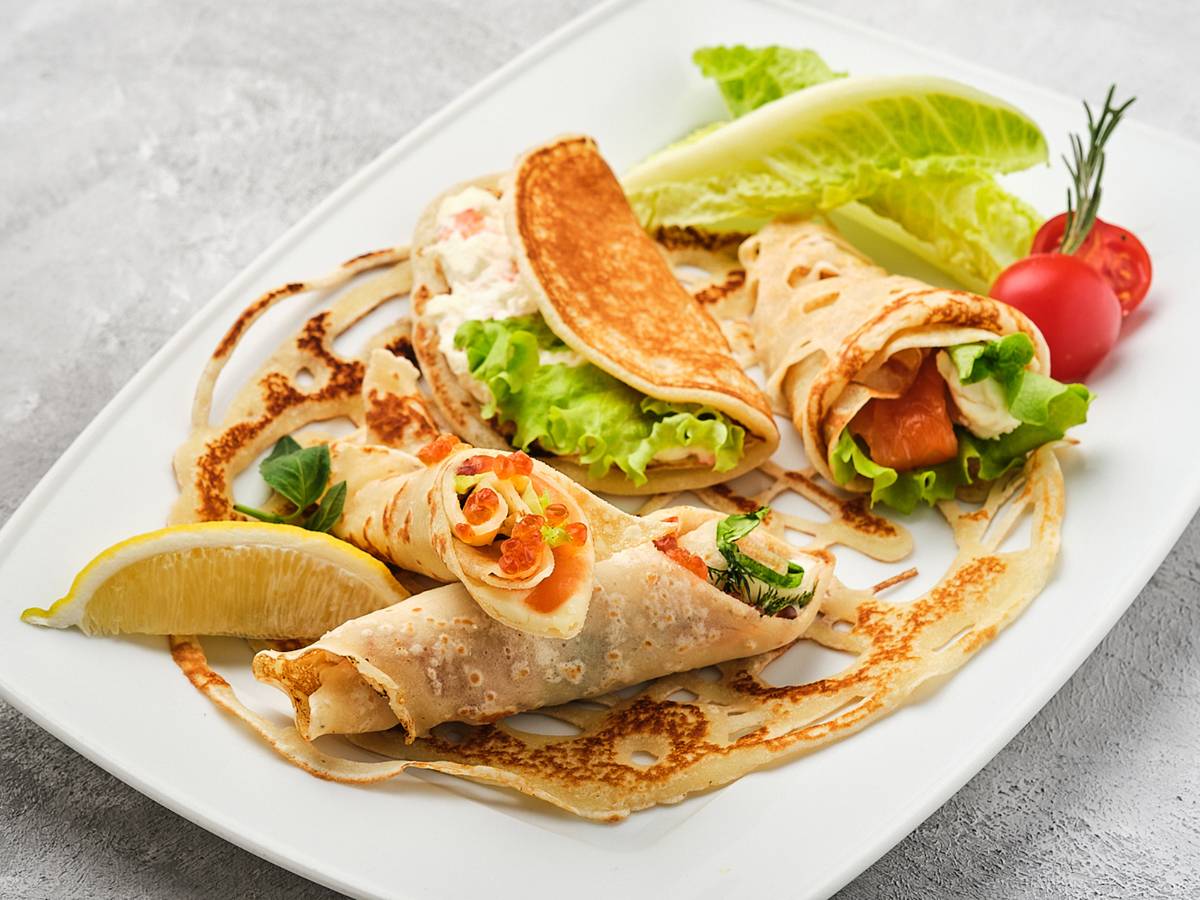 Talerz naleśników. Obrazek w artykule Farsz warzywny do naleśników. Łatwe i pyszne przepisy na farsz warzywny do naleśników