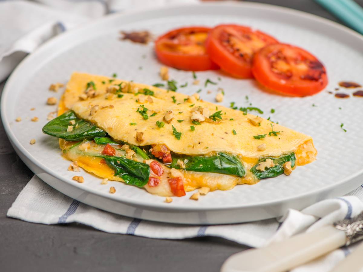 Omlet na talerzu. Obrazek w artykule Omlet warzywny. Przepis na pyszne danie z warzywami czyli omlet warzywny