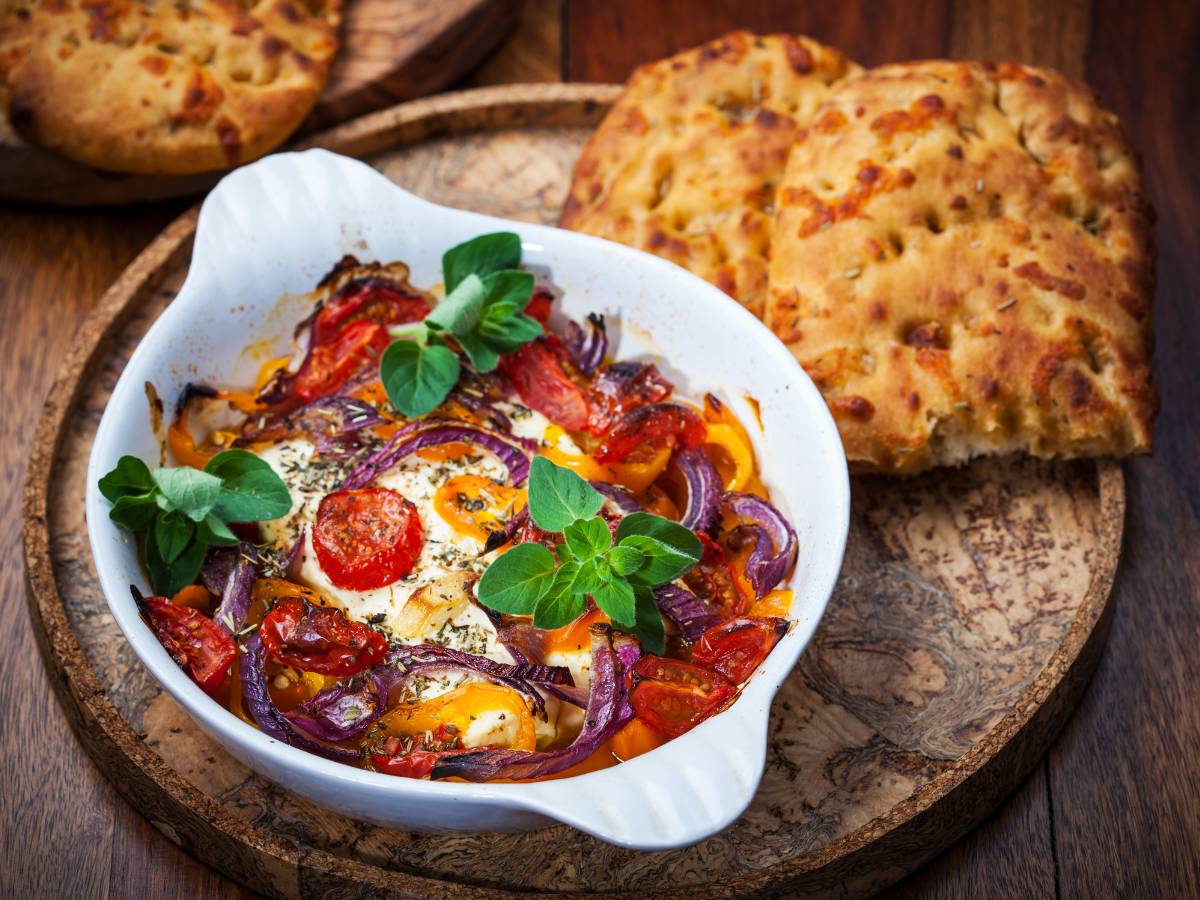 Zapiekanka. Obrazek w artykule Pieczone warzywa z fetą. Przepis na pyszny i zdrowy obiad z pieczonymi warzywami z fetą