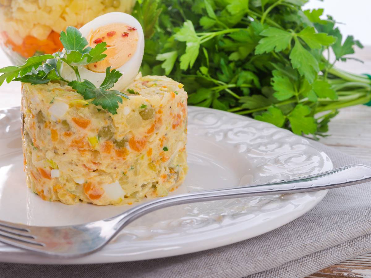 Talerz z sałatką. Obrazek w artykule Ile gotować warzywa na sałatkę jarzynową? Praktyczny przewodnik po czasie gotowania warzyw na sałatkę jarzynową