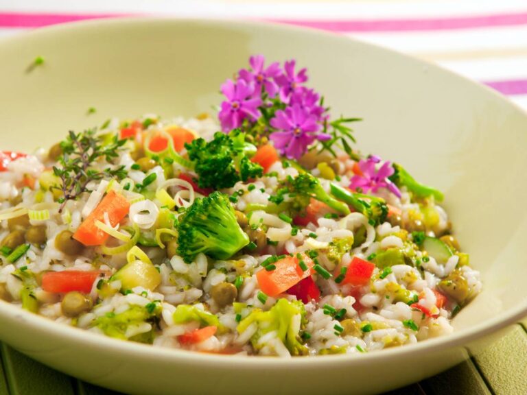 Ryż z warzywami. Obrazek w artykule Risotto warzywne. Przepis na pyszne danie z warzywami czyli risotto warzywne