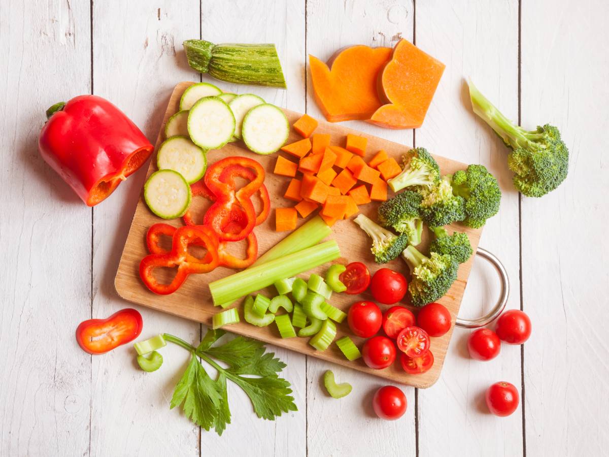 Warzywa sałatkowe. Obrazek w artyukule Warzywa do słoików na zimę.Jak warzywa do słoików na zimę przygotować i przechowywać