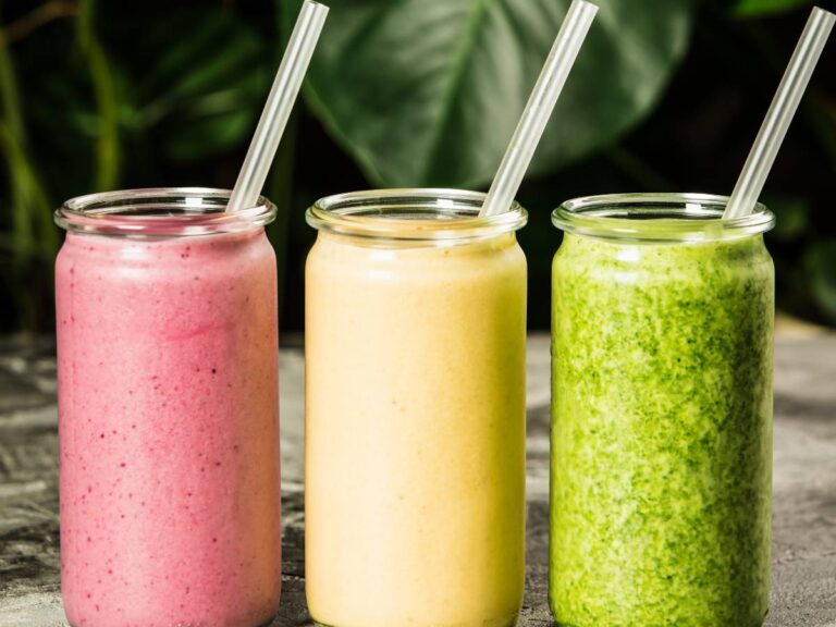 Kolorowe mleczne napoje w słoikach. Obrazek w artykule Smoothie warzywne. Przepisy na pyszne i zdrowe smoothie warzywne