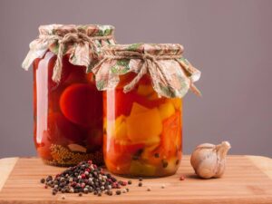 Słoiki z solonymi warzywami. Obrazek w artykule Warzywa solone na zimę. Jak przygotować i przechowywać warzywa solone na zimę?