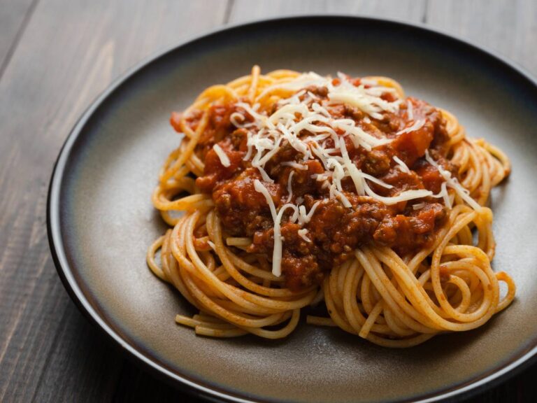 Czarny talerz z makaronem. Obrazek w artykule Spaghetti warzywne. Przepis na pyszne spaghetti warzywne, najlepsze danie wegetariańskie