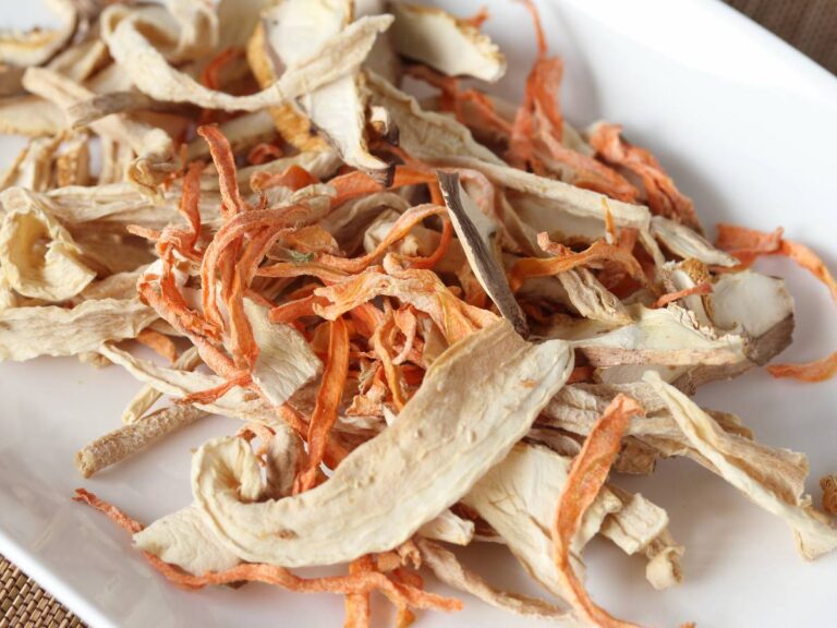 Talerz suszonych warzyw. Obrazek w artykule Suszone warzywa. Zdrowa alternatywa z suszonych warzyw dla przekąsek