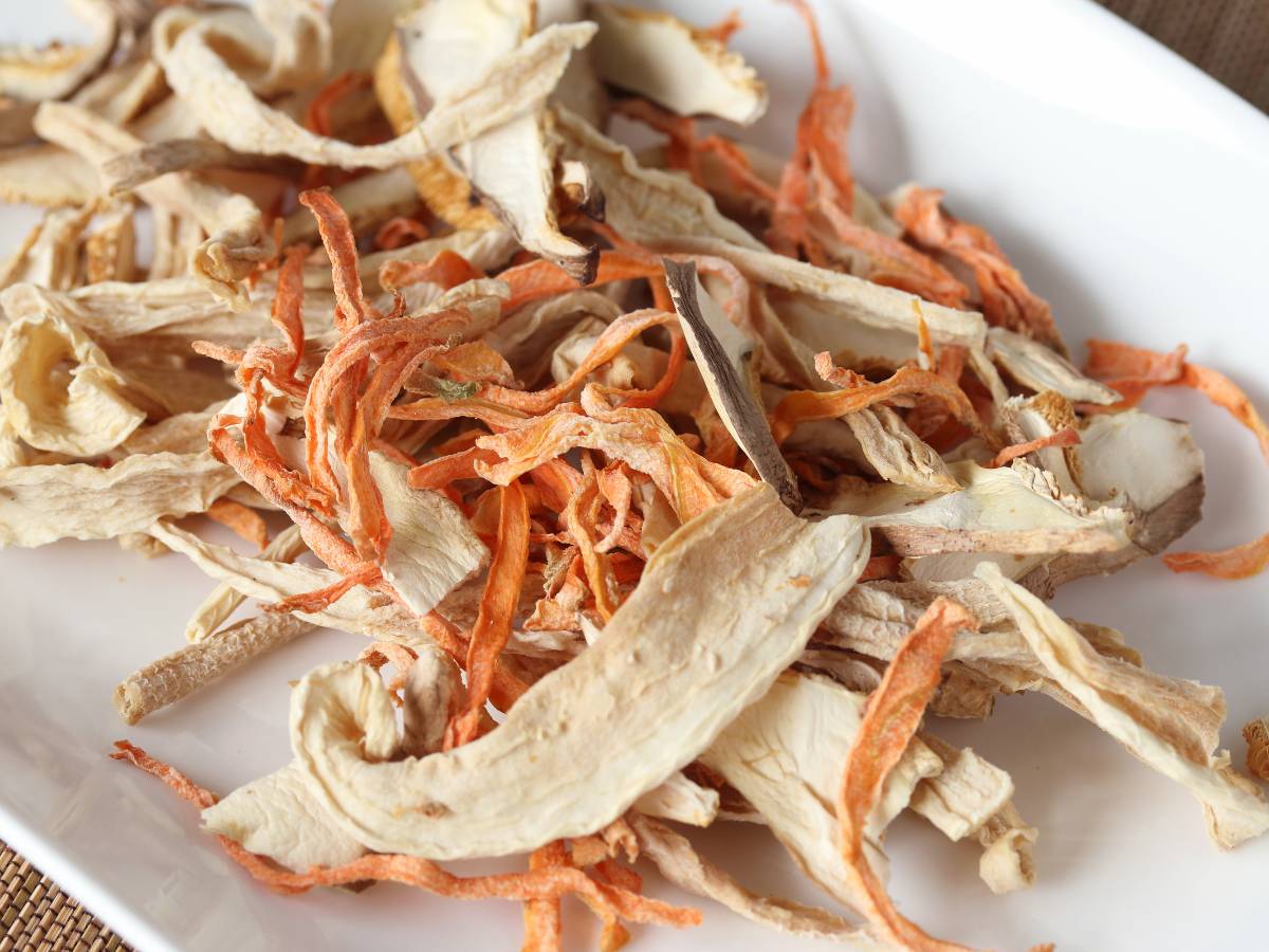 Talerz suszonych warzyw. Obrazek w artykule Suszone warzywa. Zdrowa alternatywa z suszonych warzyw dla przekąsek