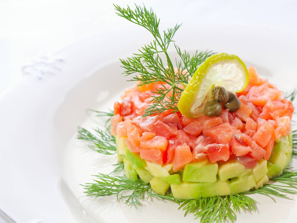 Warzywny befsztyk w bułce. Obrazek w artykule Tatar warzywny. Przepis na pyszną wegetariańską wersję tatara warzywnego