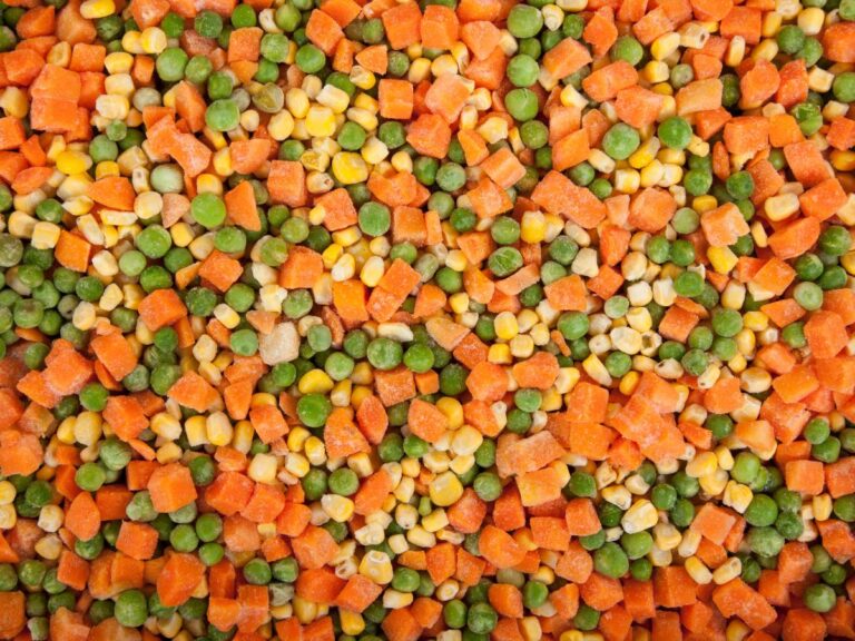 Mrożona marchewka w kostce. Obrazek w artykule Czy mrożone warzywa są zdrowe? Fakty i mity o tym, czy mrożone warzywa są zdrowe