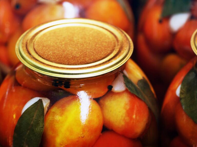 Słoik z warzywami. Obrazek w artykulenJak przechowywać warzywa na zimę? Porady i wskazówki jak przechowywać warzywa na zimę