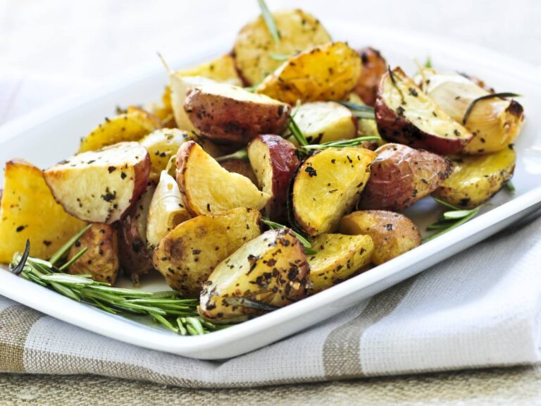 Ziemniaki opiekane. Obrazek w artykule Warzywa skrobiowe. Które to są warzywa skrobiowe i jakie mają właściwości?