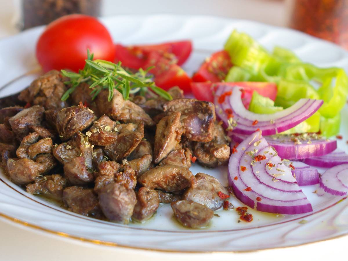 Niezdrowe jedzenie. Obrazek w artykule Warzywo, które niszczy wątrobę. Jak uniknąć szkód dla zdrowia przez warzywo, które niszczy wątrobę?