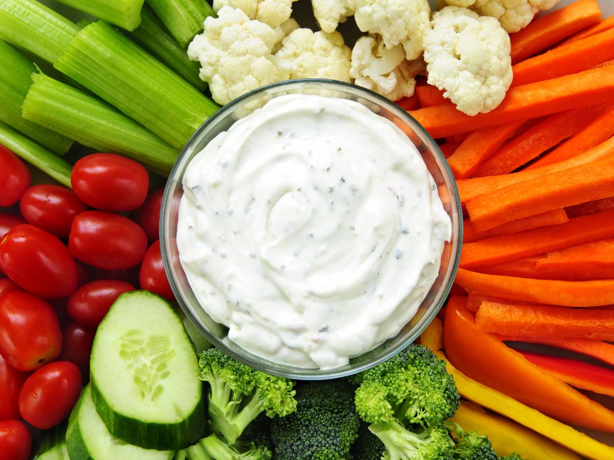 Warzywa i sos. Obrazek w artykule Warzywne przekąski.Jak zrobić zdrowe i pyszne warzywne przekąski?