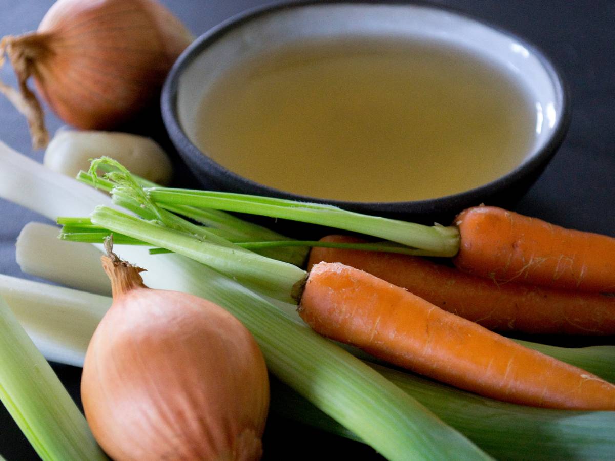 Rosół i warzywa. Obrazek w artykule Wywar warzywny. Jak zrobić domowy bulion z wywaru warzywnego?