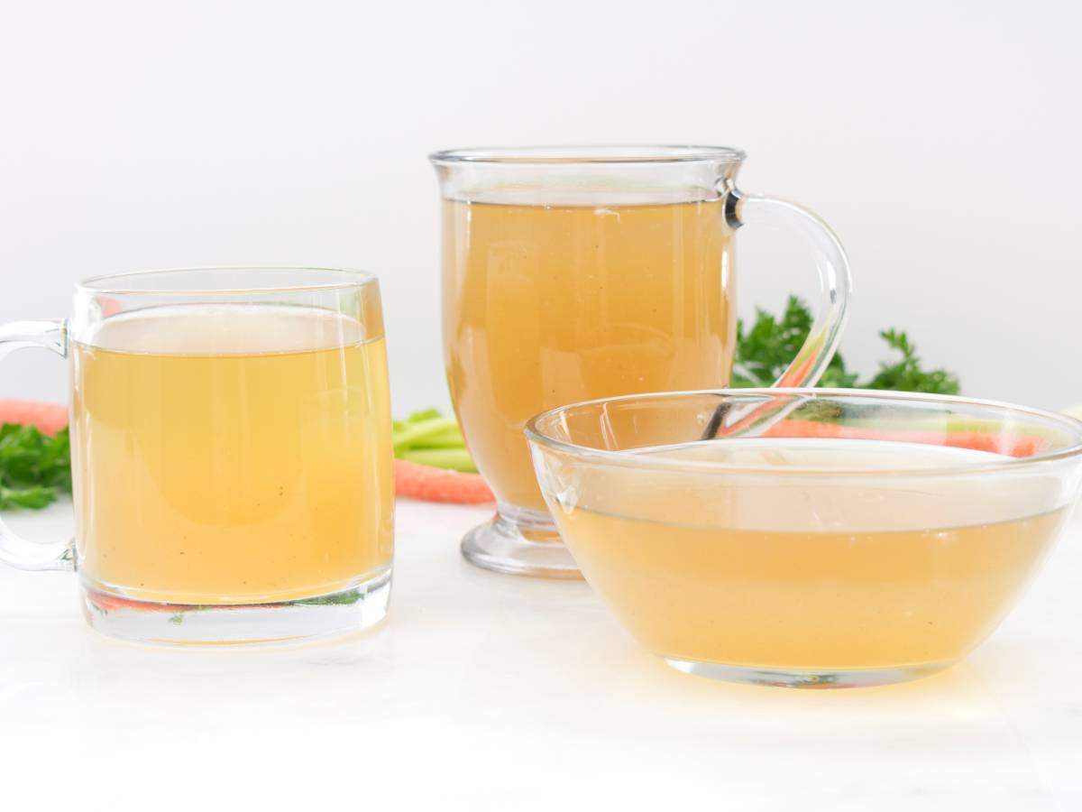 Bulion z różnych warzyw - kolory. Obrazek w artykule Bulion warzywny. Jak przygotować pyszny i zdrowy bulion warzywny?